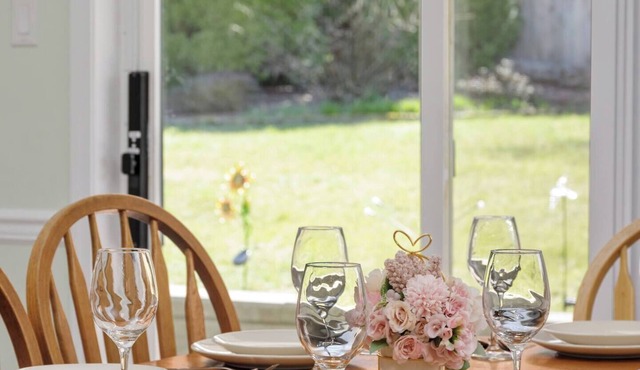 Peaceful 2-bedroom suite with private entrance, full kitchen and 1 bath. Enjoy a bright living space, smart TV, Wi-Fi, and access to a tranquil garden patio. Located minutes from beaches, parks, and shopping. Ideal for your stay.
