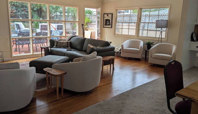 Peaceful 3-bed house in Lower Riviera. Walking to beach and restaurants