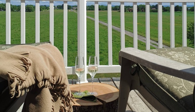 Peaceful country getaway with private outdoor hot tub and magnificent views.