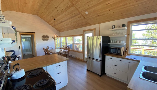 Peaceful Heights - Lakefront Cabin on Beautiful Betula Lake