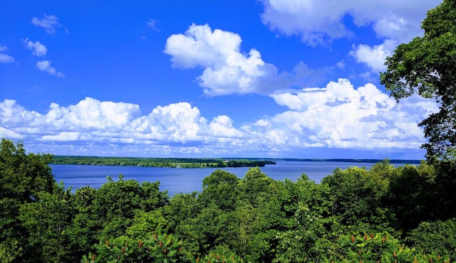 Peaceful Skies Lakehouse - 4BDRM Vacation Home over-looking Lake Ontario