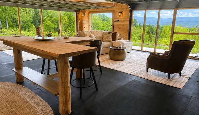Peaceful studio-style cottage with mountain views just four minutes from Stowe