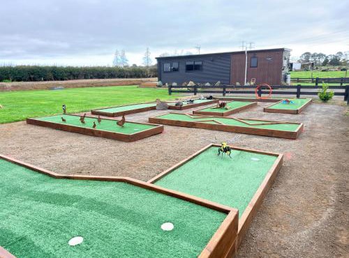 Peachy On Pembroke stunning mountains views with 9 hole Mini Putt