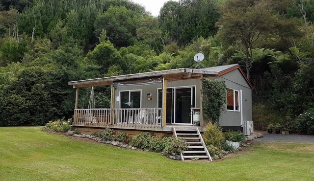 Pinehaven Riverside Cottage - Escape the Rat Race
