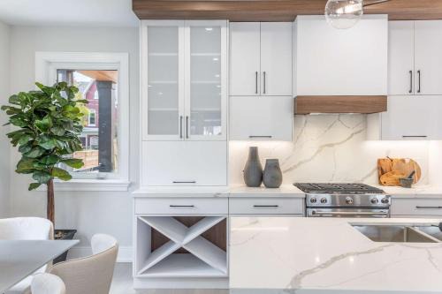 Prestige 3BR Luxury Living in Queen West
