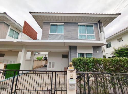 Private Corner House Near Central Westgate