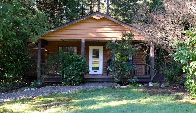 Private cottage in the heart of the creek - 5 min walk to beach & Gumboot cafe!