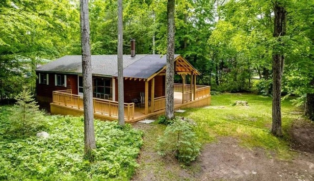 Private Cottage Getaway - 2 min from the beach!