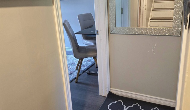 Private Cozy apartment minutes away from lift lock waterways, golf clubs, parks