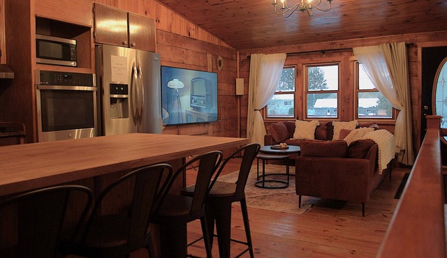 Private Cozy Cottage-Near Lake Dore, Bon Echo & Algonquin Park