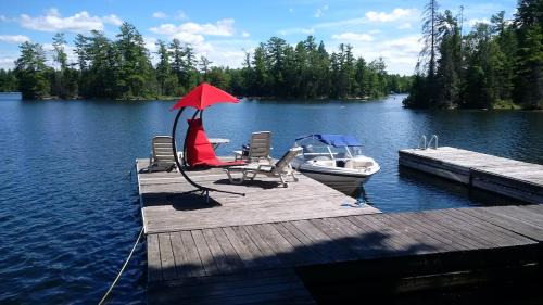 Private Lakefront Family Cottage with Tennis Court