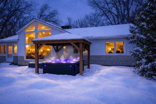 Private Lakehouse Getaway Hot Tub on the Water