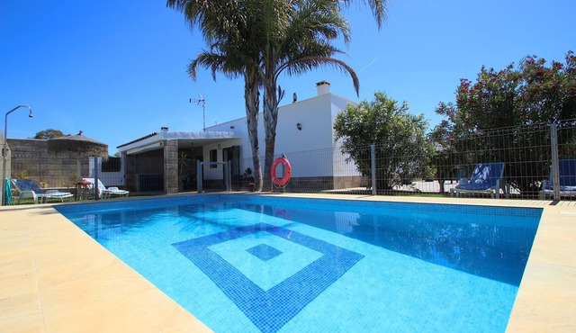 Private Pool, ideal family holidays, beautiful garden, WiFi internet and aircondition- Casa Ivan -