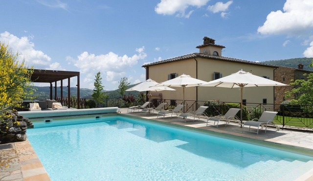 Private Villa with private pool, hot tub, WIFI, A/C, TV, patio, panoramic view, close to Arezzo