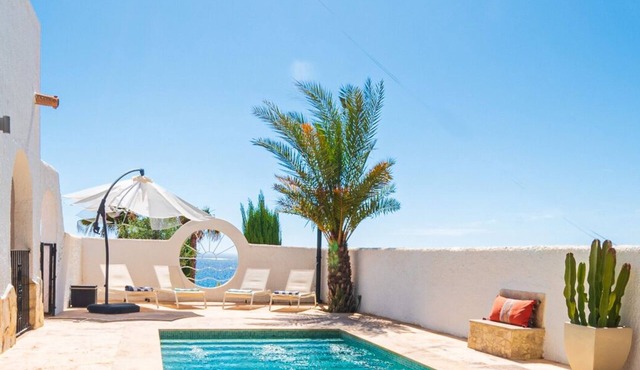PRIVATE VILLA WITH STUNNING SEA VIEWS, HEATED POOL, 5 MINS WALK TO THE BEACH 🌊