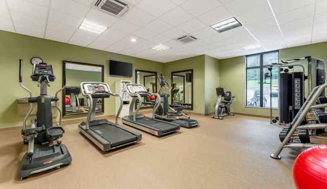 Queen Studio w/Work Desk | Free Breakfast + Pool