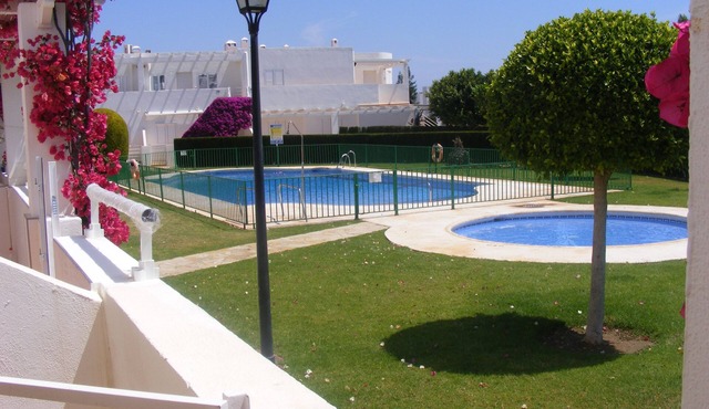QUIET AND SPACIOUS APARTMENT 60 M. FROM THE BEACH IN URB. VERY FAMILIAR PRIVATE