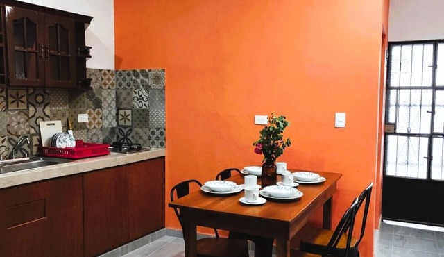 Quiet Colonial Home Near Downtown, Casa Solecito.