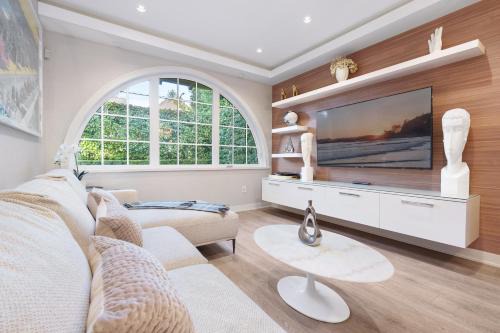 Quiet Kits Oasis. 2BR, Patio and Private Garage