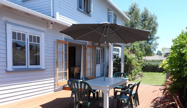 Quiet spacious comfortable home Wi-Fi sundeck 2 living areas large outdoor areas
