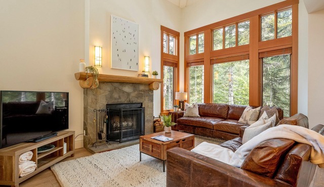 Recently Updated | Ski-In/Out | Hot Tub | Garage | Managed by Aloha Whistler
