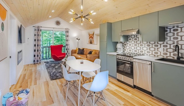 Red Fox - 2 Bedroom Vibrant Cottage