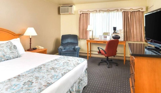 Relaxing Getaway! Lounge by the Pool, Enjoy Continental Breakfast and Parking!