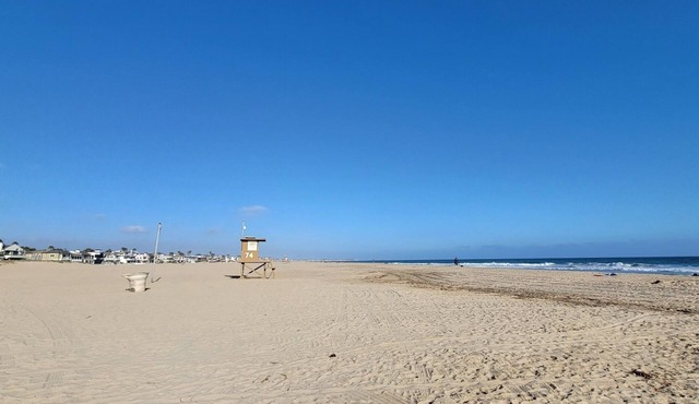 🏖️Remodeled Coastal Condo. EZ Walk to Lido Marina Village Balboa Beach & Pier