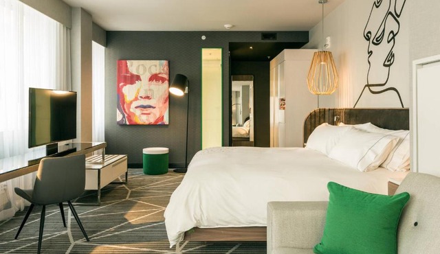 Renaissance Montreal Downtown Hotel