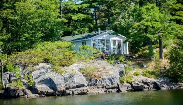 Renovated Waterfront Cabin Perfect for Big Groups in Ontario