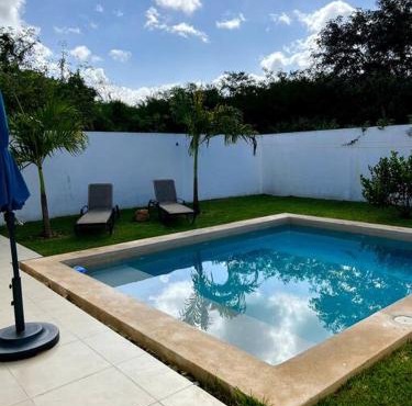 Residencia con ALBERCA y JARDÍN privado