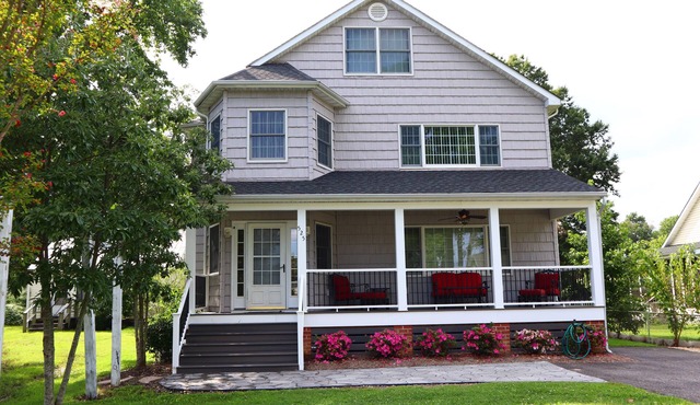 River Gem: Spacious Colonial Beach Vacation Rental Near the