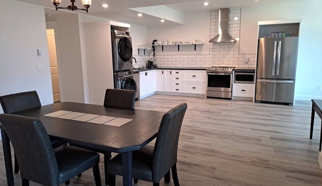 River & Mountain View, Cliffside, Ground Floor Suite. 2 King Beds Private Patio.