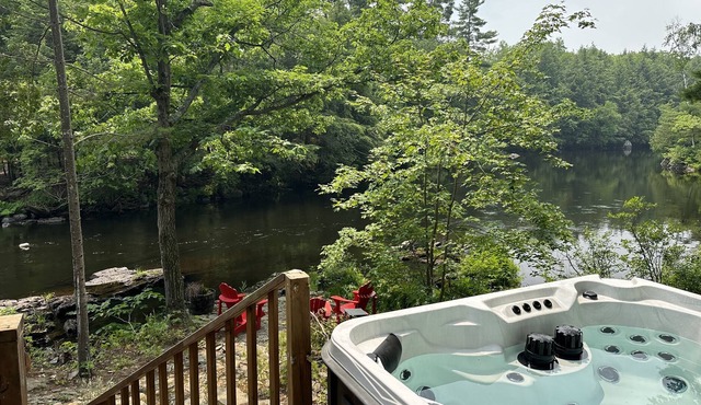 Riverside Cozy Cabin in the Woods w/ hot tub