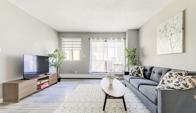 Roomy Top Floor at Stampede w/Free Parking, AC