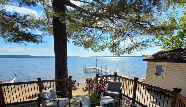 Round Lake Beach House close to Bonnechere Provincial Park