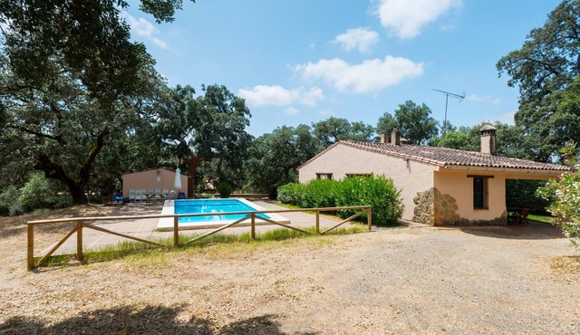 Rural House El Chopo with Mountain Views, Terrace, Shared Pool, and Parking