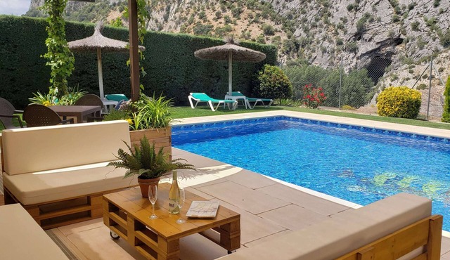 Rural lodging with swimming pool in front of the Cueva del Gato, 9 km from Ronda.