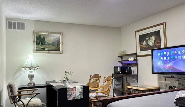 Scarborough Executive Master Suite: Private Jacuzzi, Workspace & Parking