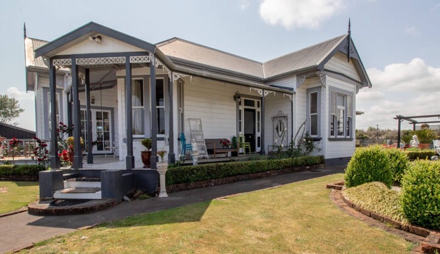 Scenic Homestead Retreat Near New Plymouth