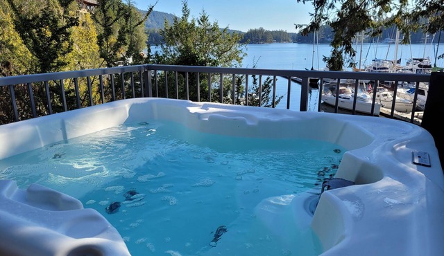 Seascape Haven: Oceanfront Serenity with Hot Tub and Stunning Views in Garden Bay
