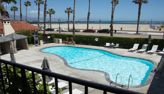 Seaside Escape! Spacious King Stay w/Outdoor Pool & Gym Access | Pets Welcome!