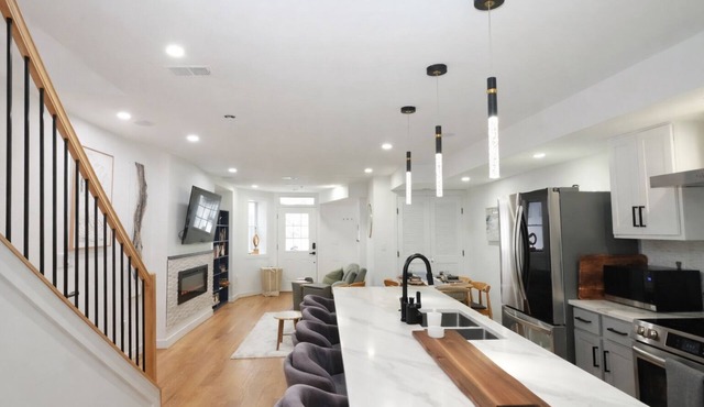 Serene 4-bedroom condo with AC in vibrant Washington