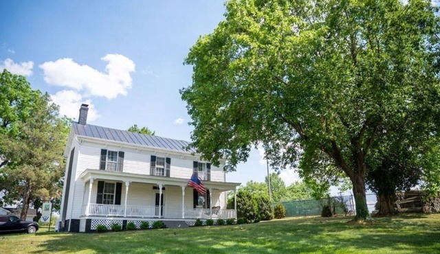 Serene 4-bedroom farmhouse 10mins from local wineries