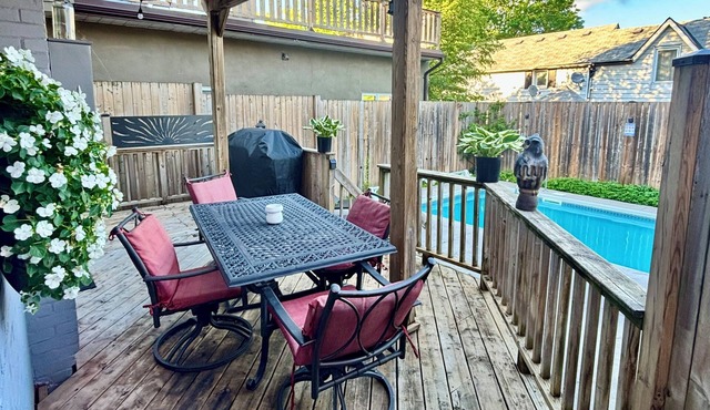 Serenity on Lock| Family Retreat, Heated Pool & Games loft, steps to Little Lake