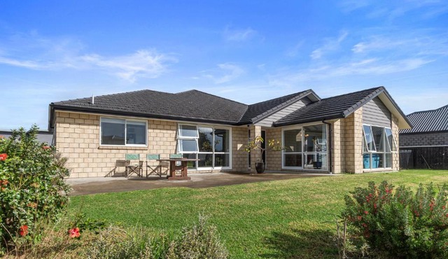 Shores Getaway - One Tree Point Holiday Home