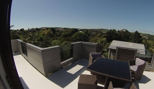 Skyline Apartments Raglan (Upper Apartment)