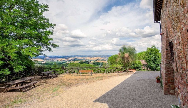 Spacious Tuscany Retreat