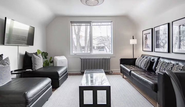 Spacious 1 Bed/1 Bath near HSC and Downtown *Sleeps 4 and Free Parking