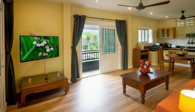 Spacious 1 Bed Apartment Jade with balcony, office and complimentary moped.